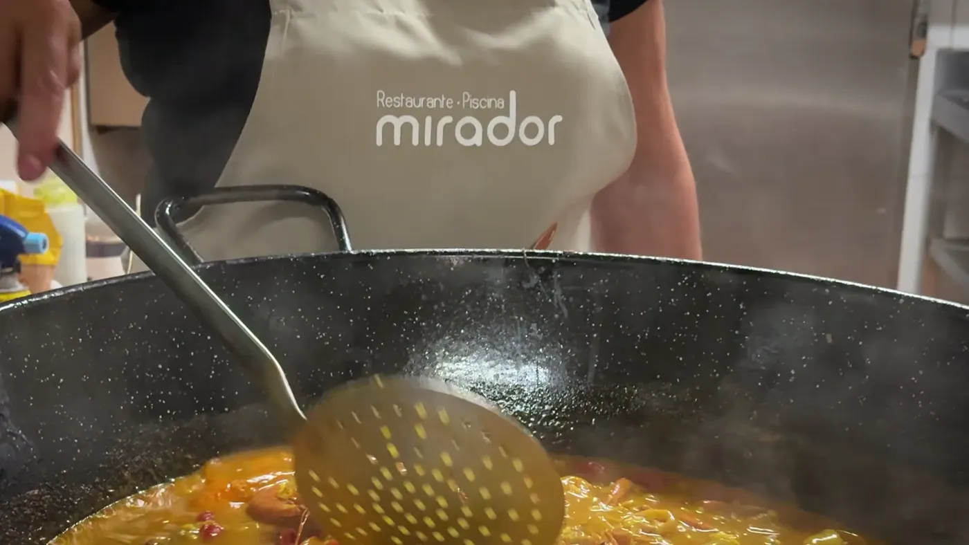 Arroz cocinándose en la paella del restaurante