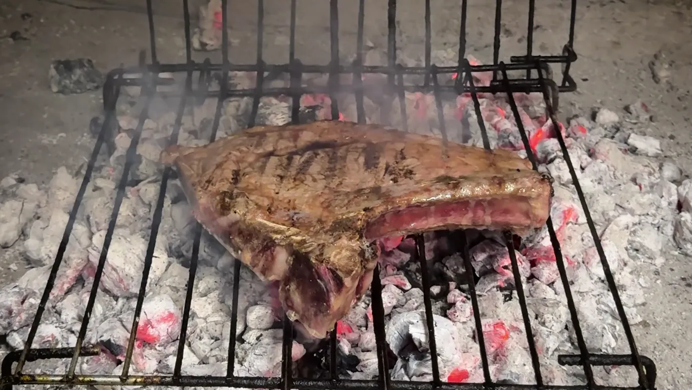 Chuletón de ternera sobre las brasas de la parrilla