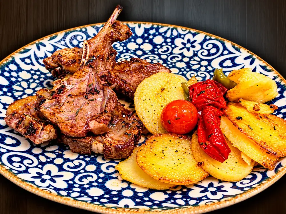 Chuletas de cordero a la brasa con patatas